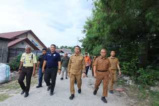 Tindaklanjuti Laporan Warga, Wawako Tinjau Langsung Ruas Jalan Rusak di Jalan Nurul Amal