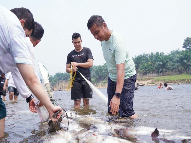 Mancokau Ikan Lubuk Larangan Tanjung Belit, Bupati Kampar : Kearifan Lokal Menjaga Alam dan Menyatukan Masyarakat