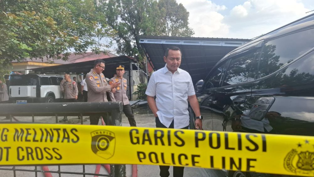 Dua Jam Berjibaku, Petugas Damkar Berhasil Jinakkan Api di Asrama Polisi Pekanbaru