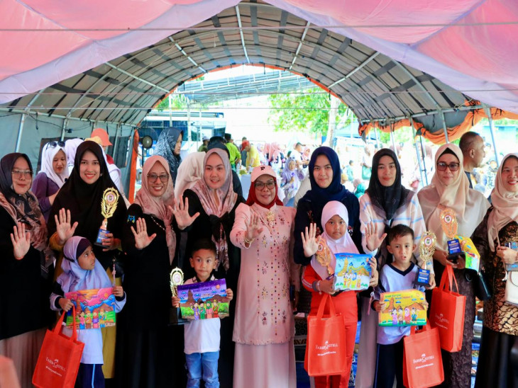 Diikuti 150 Peserta, Wakil Bupati Kampar Berikan Apresiasi atas Kreativitas Anak dan Orang Tua pada Lomba Mewarnai Parenting