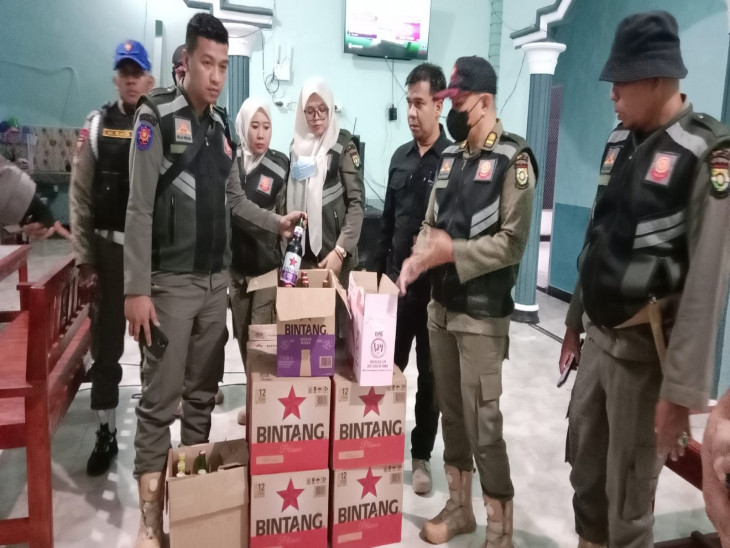 Operasi Kedai Remang-Remang, Tim Yustisi Amankan Sebanyak 92 Botol Miras dan Tuak