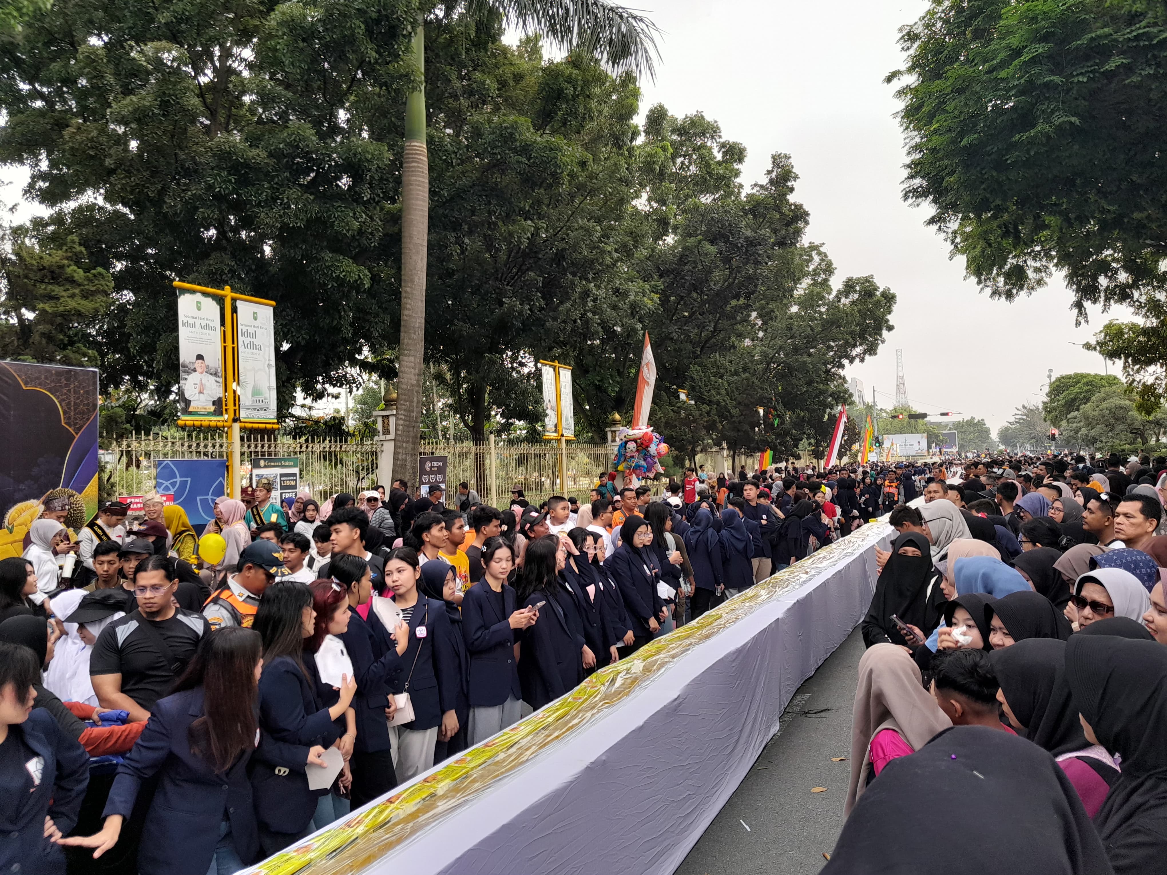 Membentang Panjang di Jalan Sudirman, Kue Talam Durian Pekanbaru Resmi Raih Rekor Dunia