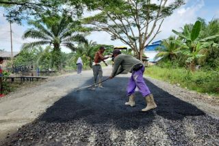 Gubri Abdul Wahid Genjot Perbaikan Jalan Rusak di Riau, Jalan Poros Rohil dan Rohul Mulai Diaspal