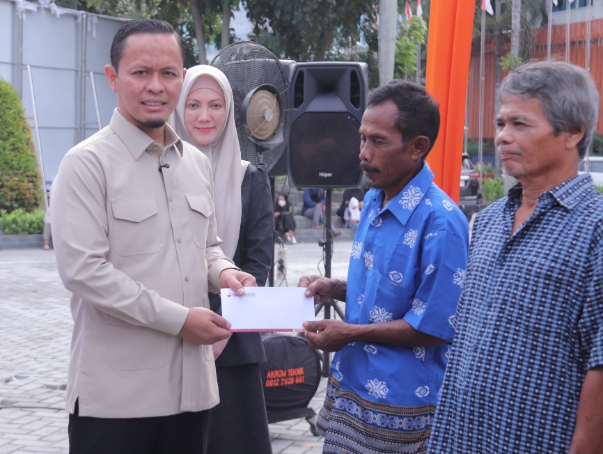 Wako Agung Serahkan Langsung Bantuan Kepada 424 KK Kategori Miskin Ekstrem