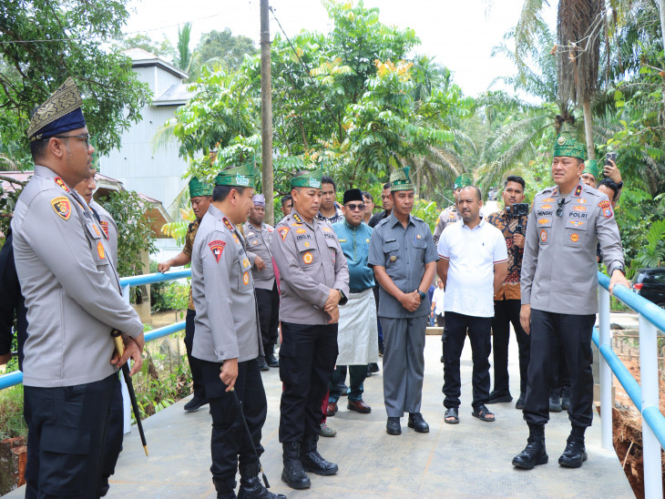 Plt. Kasatpol PP Kampar Dampingi Kapolda Riau ke XIII Koto Kampar Tinjau Pembangunan Jembaban