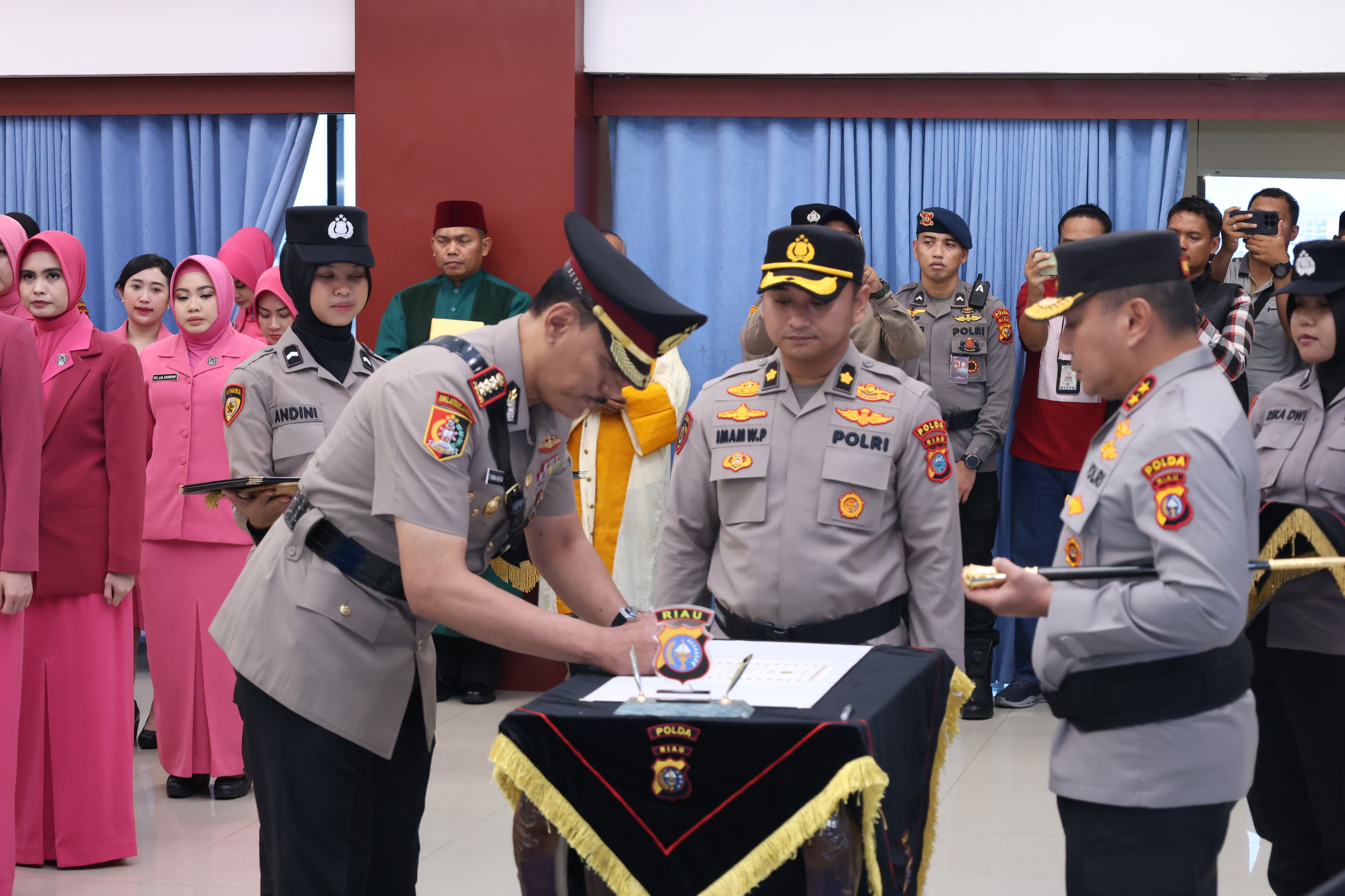 Mutasi Polri di Riau: Dua Pejabat Utama dan Empat Kapolres Resmi Berganti Jabatan